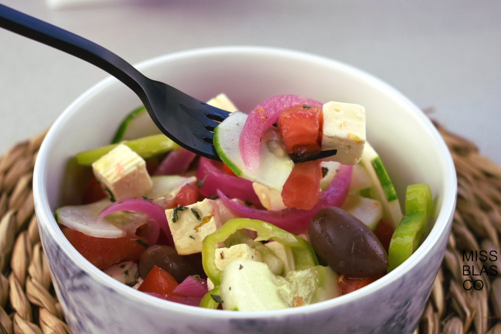 ensalada griega con tenedor