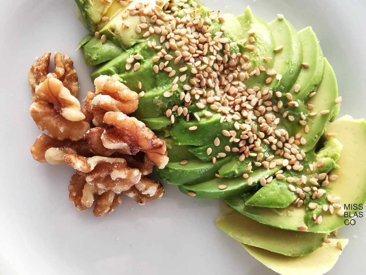 aguacate con sésamo