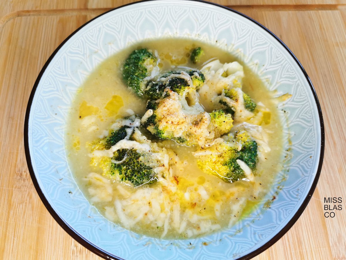 sopa de brócoli en plato azul