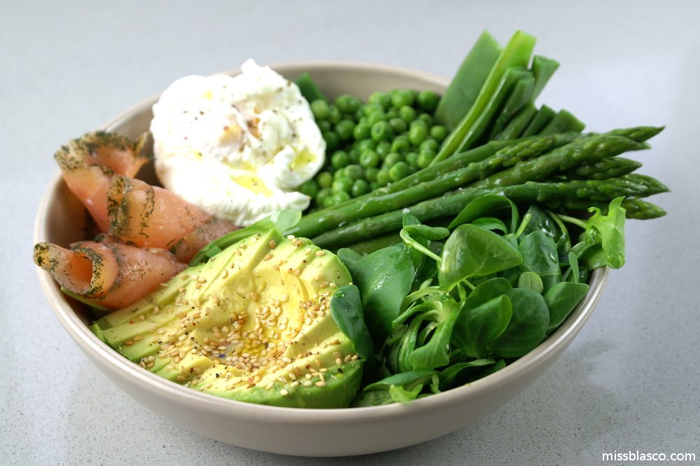 plato sano vegetales, salmón y huevo