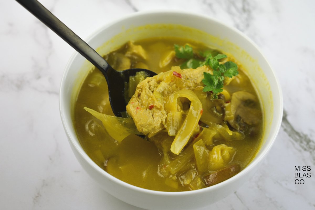 sopa picante de pollo con cuchara