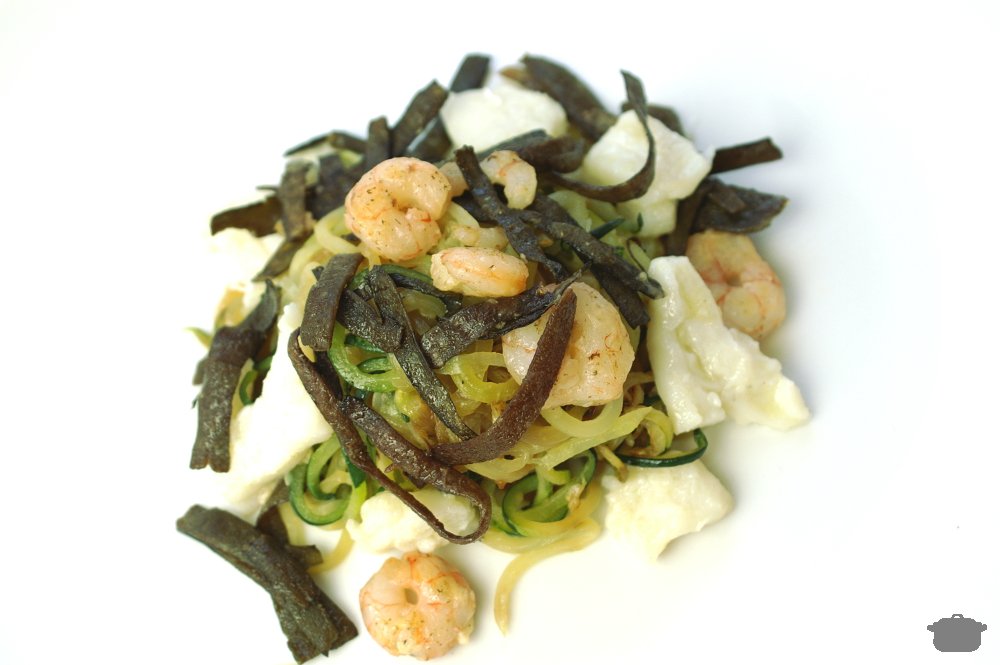 espagueti de calabacín (zoodles) con algas