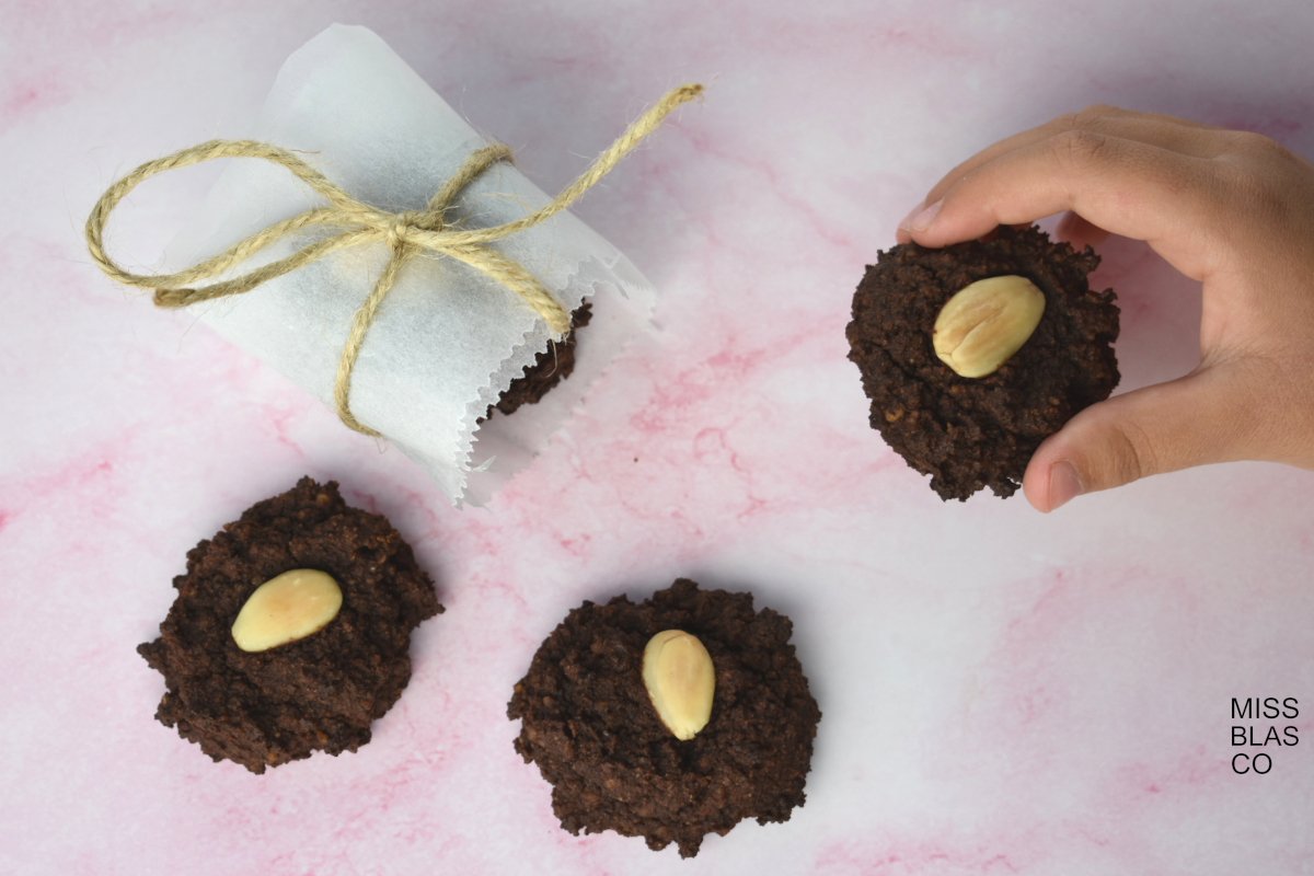 mano con galleta de cacao
