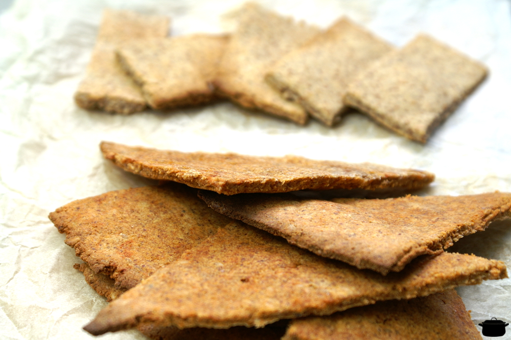 Crackers de okara de almendra paleo