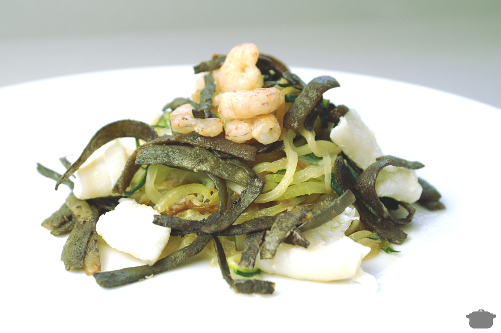 espagueti de calabacín (zoodles) con algas