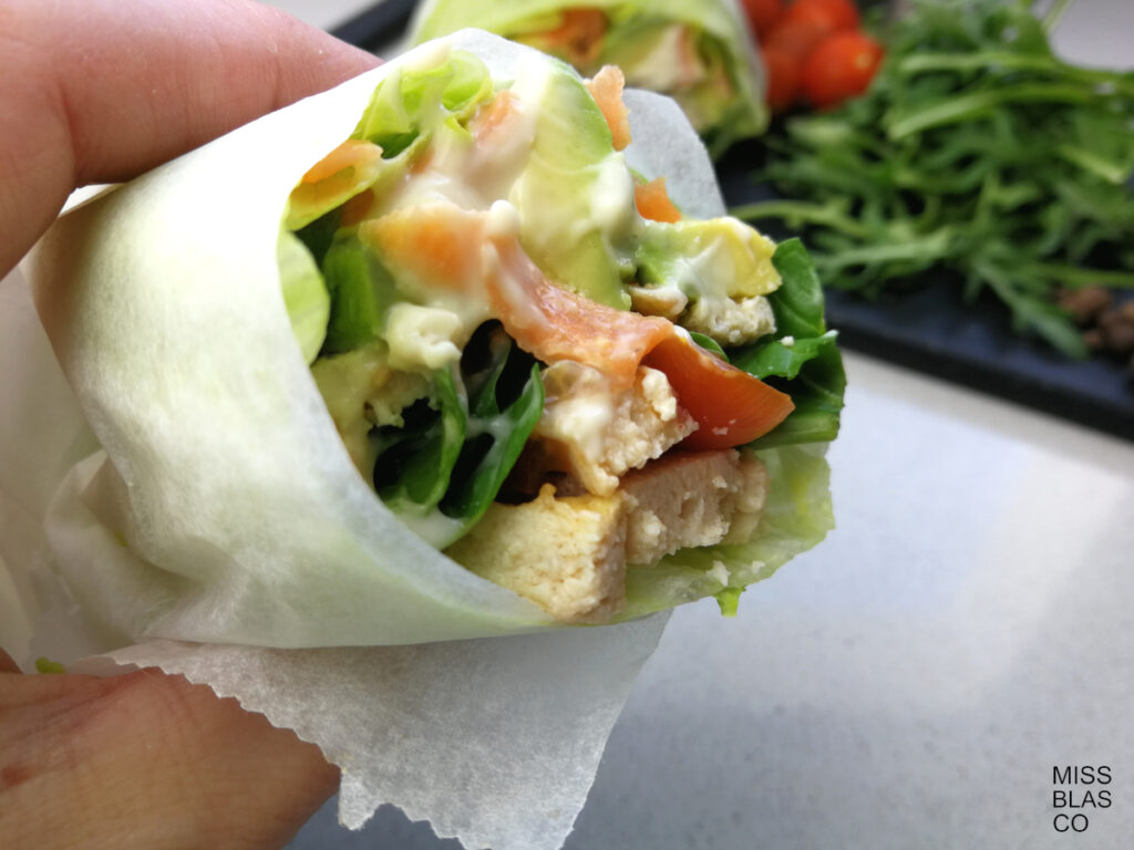 Detalle de un wrap de lechuga casero
