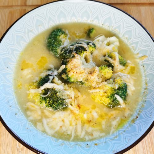 sopa de brócoli en plato azul