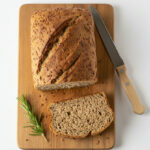 Pan de linaza sobre tabla de madera