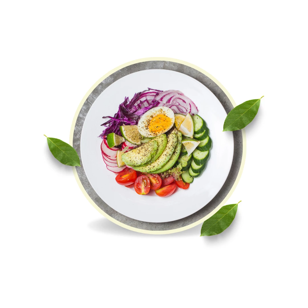 endalada aguacate y huevo para romper el ayuno en un plato blanco