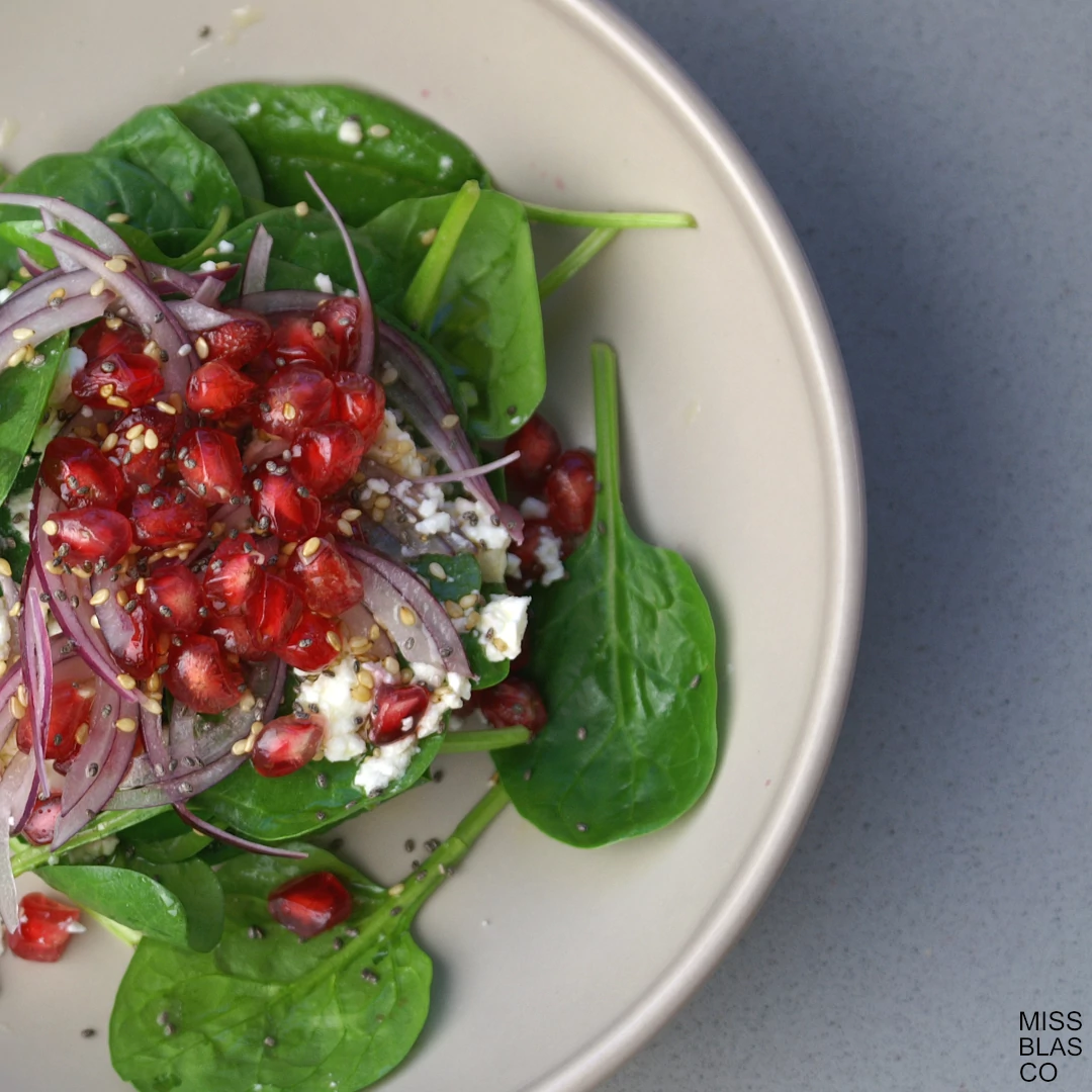 ensalada de espinacas y granada con cebolla roja